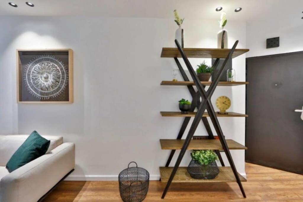 2bedroom 8 With Balcony And Shelter Apartment *